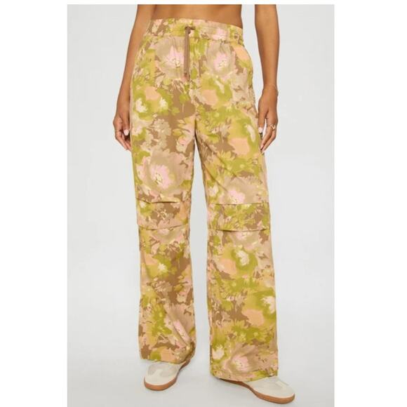 Fabletics Pants - NWT Fabletics woven crinkle pant gouache bouquet size large (tall)